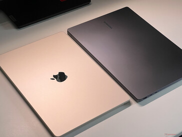 MacBook Air 15 (solda) vs. Galaxy Book4 Pro (sağda)