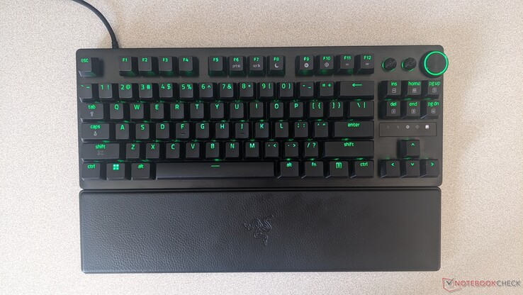 Razer Huntsman V3 Pro TKL 8KHz bilek desteği ile üstten görünüm