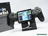 Yoniq Portal, açılı bir ekrana ve DualShock 2 benzeri kumandalara sahiptir.