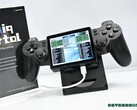 Yoniq Portal, açılı bir ekrana ve DualShock 2 benzeri kumandalara sahiptir.