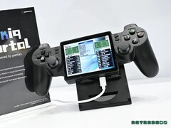 Yoniq Portal, açılı bir ekrana ve DualShock 2 benzeri kumandalara sahiptir.