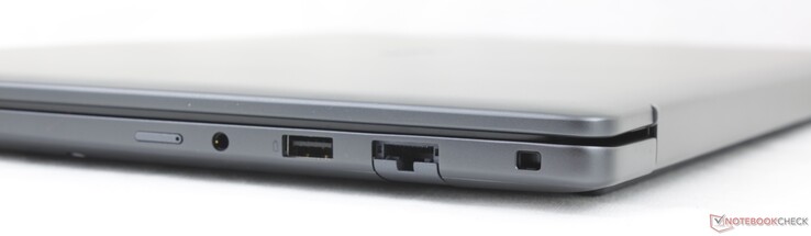 Doğru: Nano-SIM yuvası (isteğe bağlı), 3,5 mm kulaklık girişi, USB-A 3.2 Gen. 1, RJ-45 (1 Gbps), Noble kilidi