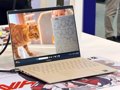 Air 14 Ultra'nın ağırlığı yaklaşık 2,11 lbs'dir. Resimde: etkinlikte sergilenen demo ünitesi.
