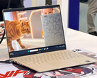 Air 14 Ultra'nın ağırlığı yaklaşık 2,11 lbs'dir. Resimde: etkinlikte sergilenen demo ünitesi.
