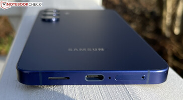 Alt: hoparlör, USB-C 3.1 Gen 1, mikrofonlar, çift SIM (resim kaynağı: Manuel Masiero)