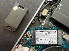 Ek kapaklı birincil M.2-2242 SSD