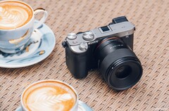 Samyang'ın en yeni full frame lensinin nispeten küçük ve hafif olduğu söyleniyor.