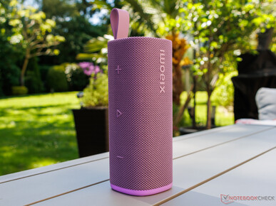 Sound Play bir masa üzerine dikey olarak yerleştirilir