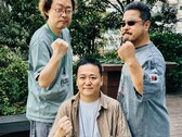 Eski Tekken oyun geliştirme liderleri Yonemori Ikeda ve Harada, fotoğraf çekimi için yumruklarını havaya kaldırıyor