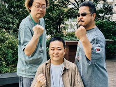 Eski Tekken oyun geliştirme liderleri Yonemori Ikeda ve Harada, fotoğraf çekimi için yumruklarını havaya kaldırıyor