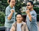 Eski Tekken oyun geliştirme liderleri Yonemori Ikeda ve Harada, fotoğraf çekimi için yumruklarını havaya kaldırıyor
