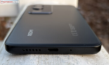 Alt: hoparlör, USB-C bağlantı noktası ve mikrofon