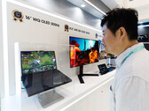 Samsung Display, 300 Hz'e kadar çalışma hızına sahip 16 inçlik 2,5K OLED dizüstü bilgisayar panelini sergiledi; bu, söz konusu yenileme hızına ulaşan ilk dizüstü bilgisayar OLED'i oldu.