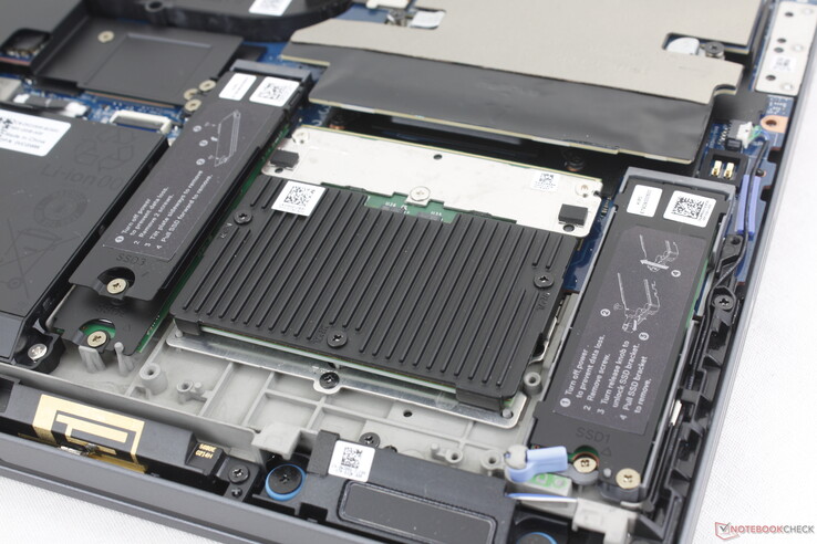 İki adet M.2 2280 SSD yuvası CAMM2 modülünün yanında yer alır