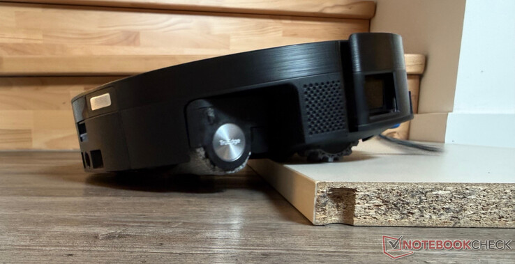 Ecovacs Deebot X11 OmniCyclone 2,4 cm yüksekliğinde bir basamağa tırmanıyor