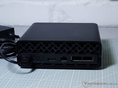 USB-C-Güç, 3 x USB-C (20 GB/sn, DP), HDMI, RJ45, QSFP (200 Gbit/sn Ara Bağlantı)