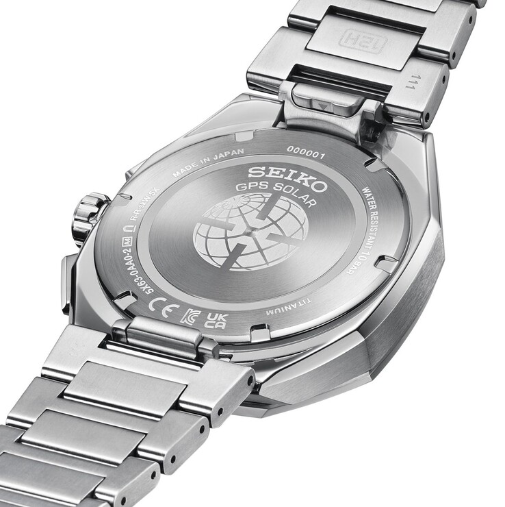 Seiko Astron GPS Solar saatin oymalı kasa arkası, titanyum bilezik ve toka mekanizmasını gösteren arka görünümü.