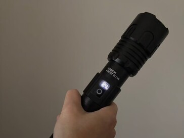 Pil seviyesi göstergesi ve telefonu şarj etmek için USB girişi vardır