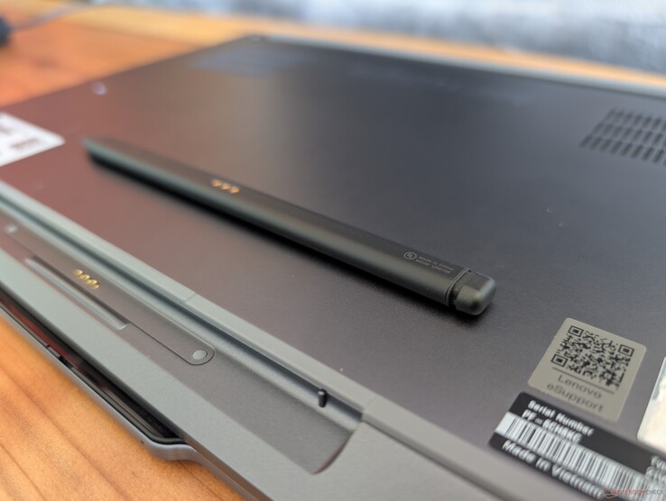 Ancak, Slim Pen 2’nin daha ince ve dikdörtgen şekilli tasarımı, Surface Pen gibi daha kalın styluslara kıyasla tutuşunu zorlaştırmaktadır