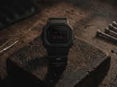 Resimde görülen, tamamen siyah renkli Casio G-Shock DW-5600UMC26-1DR işbirliği saati.