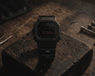 Resimde görülen, tamamen siyah renkli Casio G-Shock DW-5600UMC26-1DR işbirliği saati.