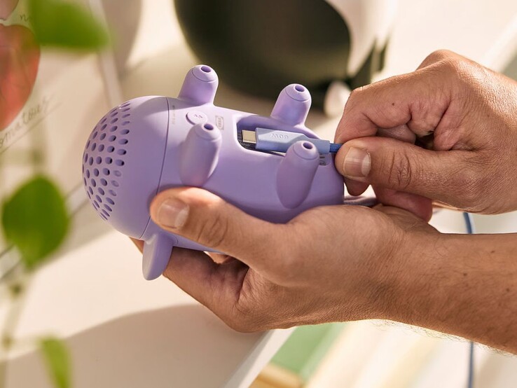 IKEA Grejsimojs taşınabilir Bluetooth hoparlörün USB-C şarj işlevine ilişkin bir görüntü