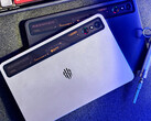 Yeni nesil RedMagic oyun tableti 11S Pro serisiyle birlikte piyasaya sürülmeyecek. Resimde: RedMagic Nova'nın iki rengini gösteren bir tanıtım resmi.