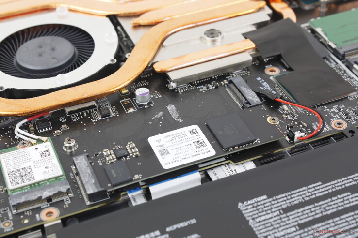 Model, iki adede kadar M.2 2280 SSD'yi destekler. Bir yuvanın PCIe5 x4, diğerinin ise PCIe4 x4 olduğunu ve bu nedenle tam olarak aynı olmadıklarını unutmayın