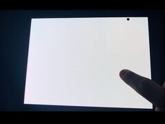 Yanıt vermeyen iç ekrana sahip bir Galaxy Z TriFold.