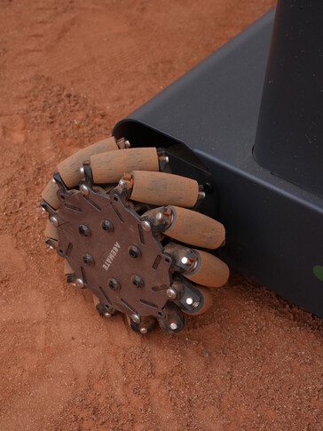 Acemate S10 Pro tenis robotu, çok yönlü tekerlekler kullanır.