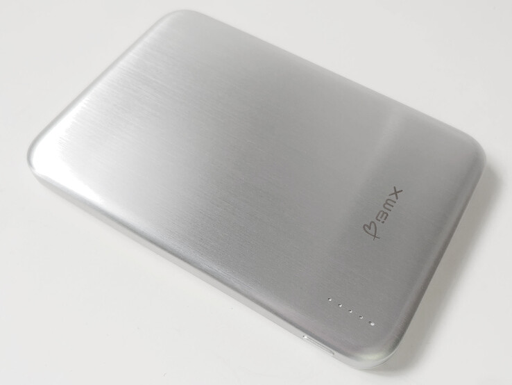 BMW SolidSafe Air Titanium 5K Qi2 kablosuz manyetik güç bankası.