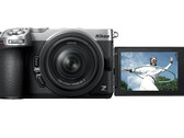 Nikon Z5IIC aynasız fotoğraf makinesi, rahat selfie çekimleri için 3,2 inçlik açılı dokunmatik ekrana sahiptir.