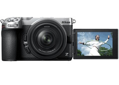 Nikon Z5IIC aynasız fotoğraf makinesi, rahat selfie çekimleri için 3,2 inçlik açılı dokunmatik ekrana sahiptir.