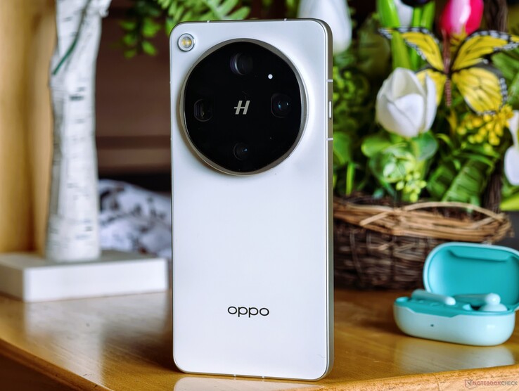 Beyaz Oppo Find X9 Ultra incelemede