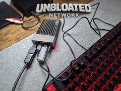 Klavyenin yanında bir önyükleme çubuğu ile bağlı Zimaboard