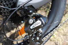 Shimano Altus vites değiştirici ile donatılmıştır