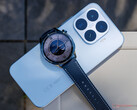 Xiaomi Watch S5 46mm AB'de 179.99 €'dan başlıyor. Resimde: Xiaomi 17T telefonun üstündeki akıllı saat.