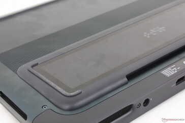 Diğer dizüstü bilgisayarların çoğunda sadece havalandırma ızgaraları bulunan alt tarafta benzersiz Gorilla Glass görüntüleme penceresi