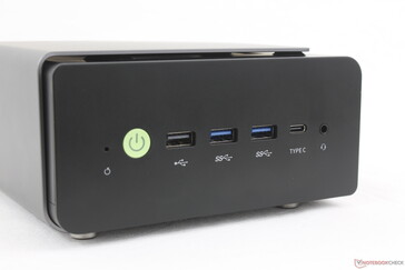 Ön kısım: CMOS, Güç düğmesi, USB-A 2.0, 2x USB-A 3.2 Gen. 2, USB-C w/ DisplayPort + Güç Dağıtımı, 3,5 mm kulaklık