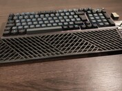 Bilek desteği rahat kauçuktan yapılmıştır, ancak takılamaz. (Resim kaynağı: Notebookcheck)