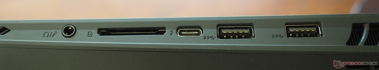 Sağ taraf: 3,5 mm ses kombinasyonu, SD kart okuyucu, Thunderbolt 4 (DP 1.4, PD 3.0), 2x USB-A 3.2 Gen 2