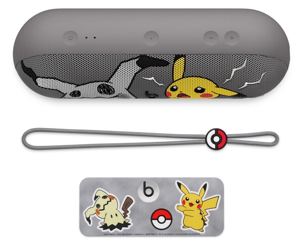 Pokémon x Beats Pill, bir taşıma askısı ve süs aksesuarlarıyla birlikte gelir.