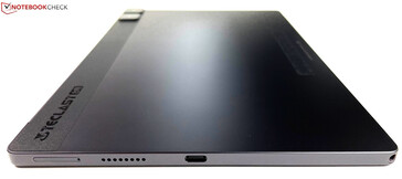Sol: SIM/microSD hibrit yuvası, hoparlör, USB-C 2.0, 3,5 mm jak