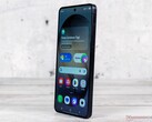 Görseldeki Galaxy S26'nın halefinin eski bir ön kamera kullanması bekleniyor.