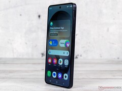 Görseldeki Galaxy S26'nın halefinin eski bir ön kamera kullanması bekleniyor.