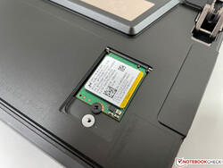 Kompakt M.2-2230 SSD değiştirilebilir.