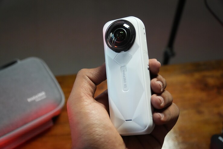 Insta360 X5, Saten Beyaz kaplamasıyla oldukça çekici görünüyor (Resim kaynağı: Abhinav Fating/Notebookcheck)