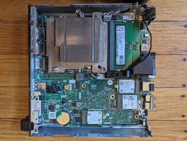 OptiPlex Micro 7010 Plus, üst kapak ve fan düzeneği çıkarılmış halde