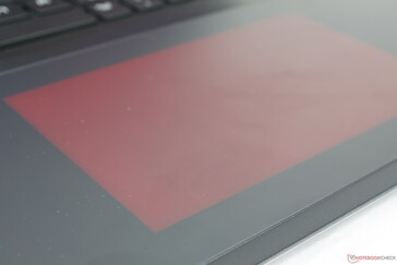 RGB clickpad havalı görünebilir, ancak tıklama sırasında geri bildirim çok sığ ve zayıftır