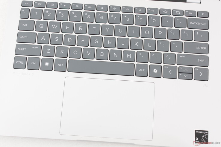 Geniş (~12,5 x 8 cm) clickpad ile konforlu arkadan aydınlatmalı tuşlar